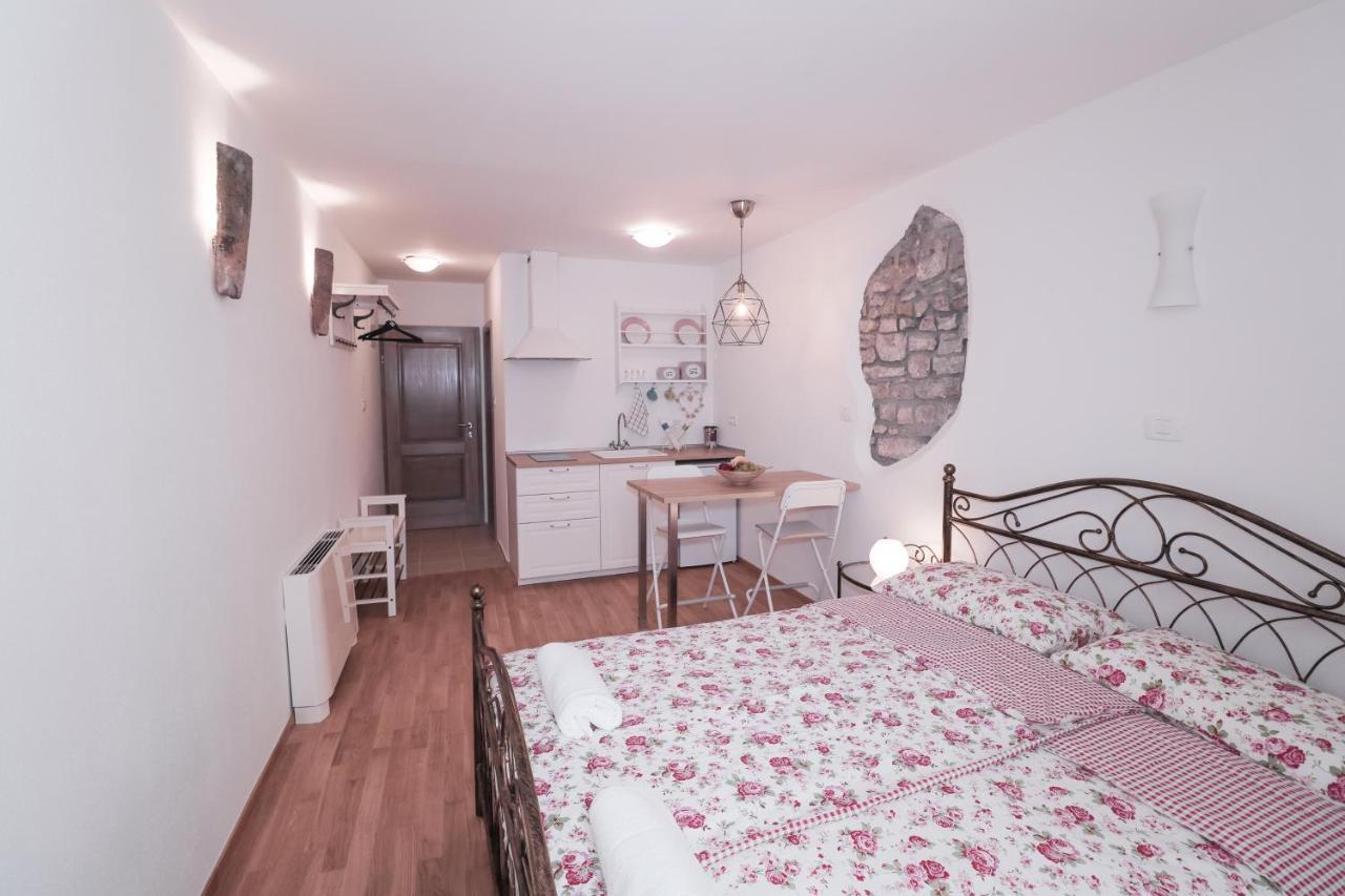 Pia Apartment
